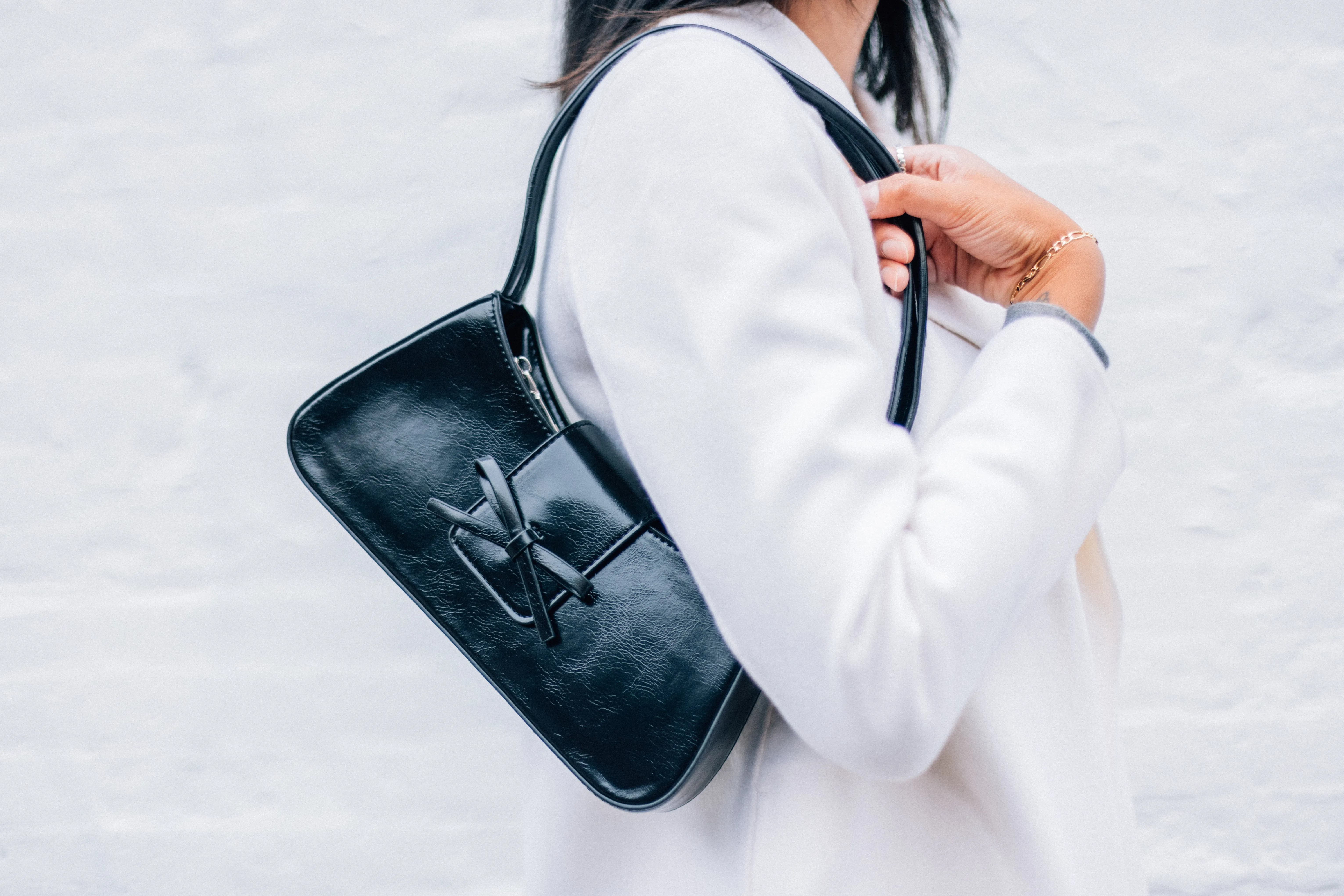 PATENT BOW BAGUETTE-BLACK