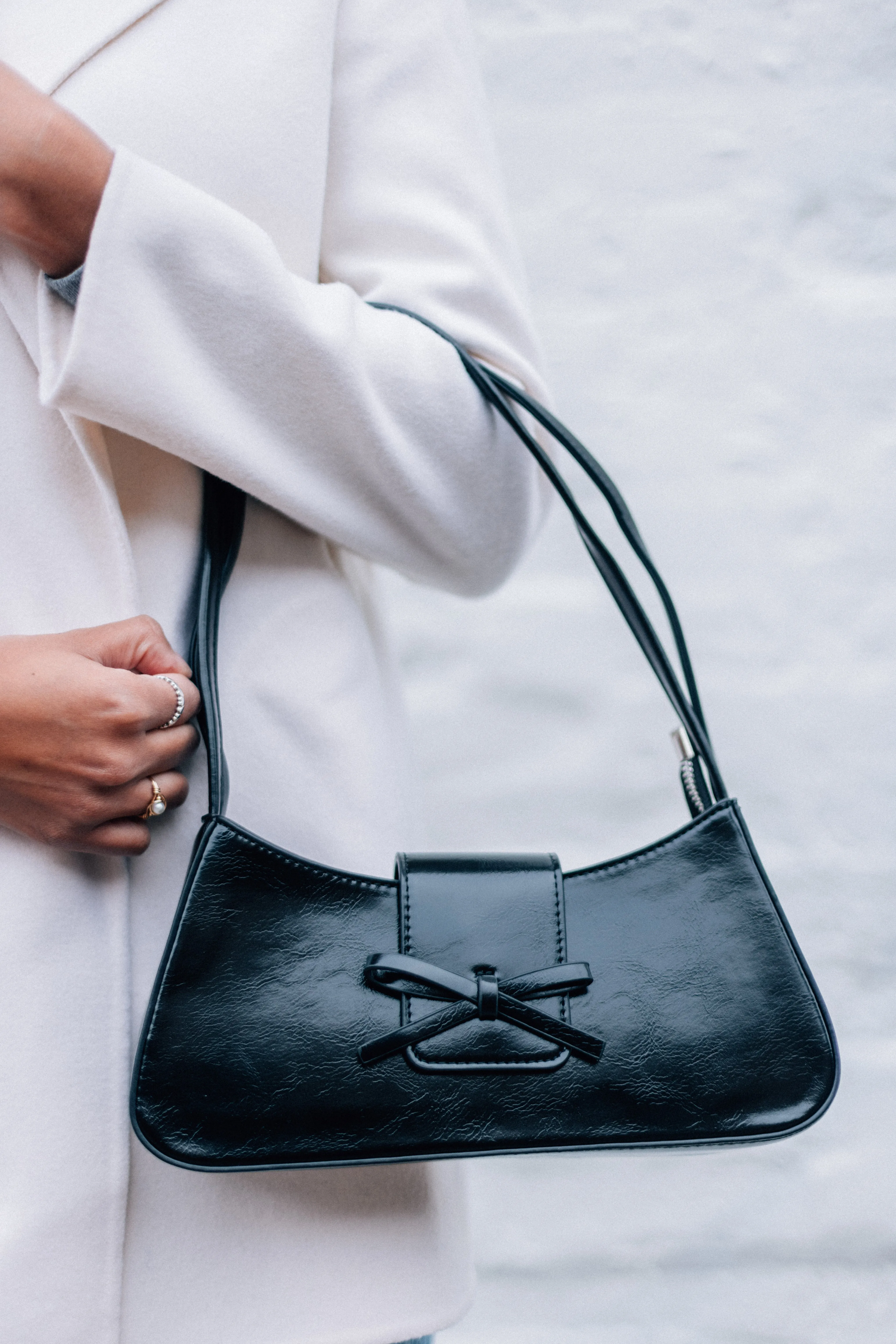 PATENT BOW BAGUETTE-BLACK