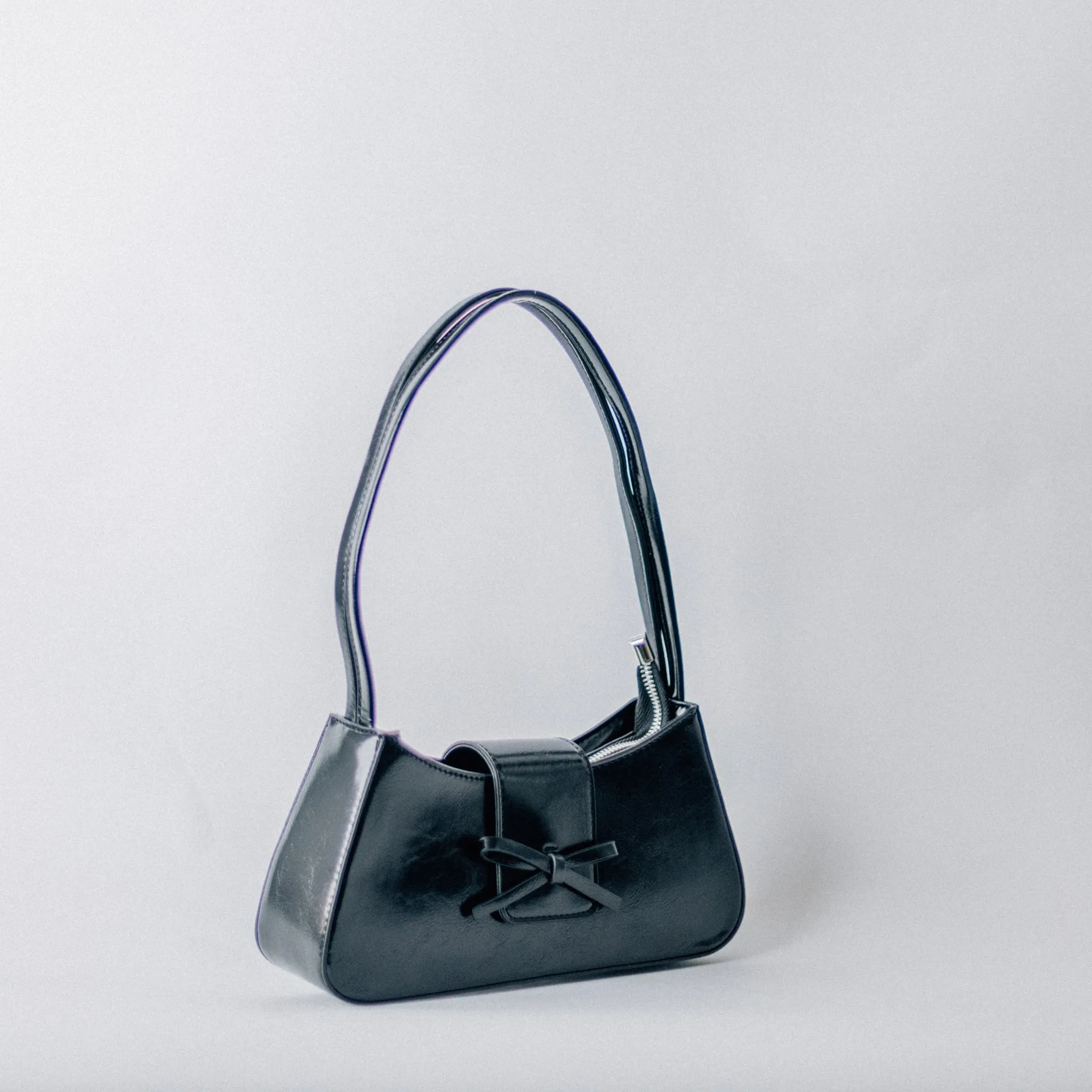 PATENT BOW BAGUETTE-BLACK
