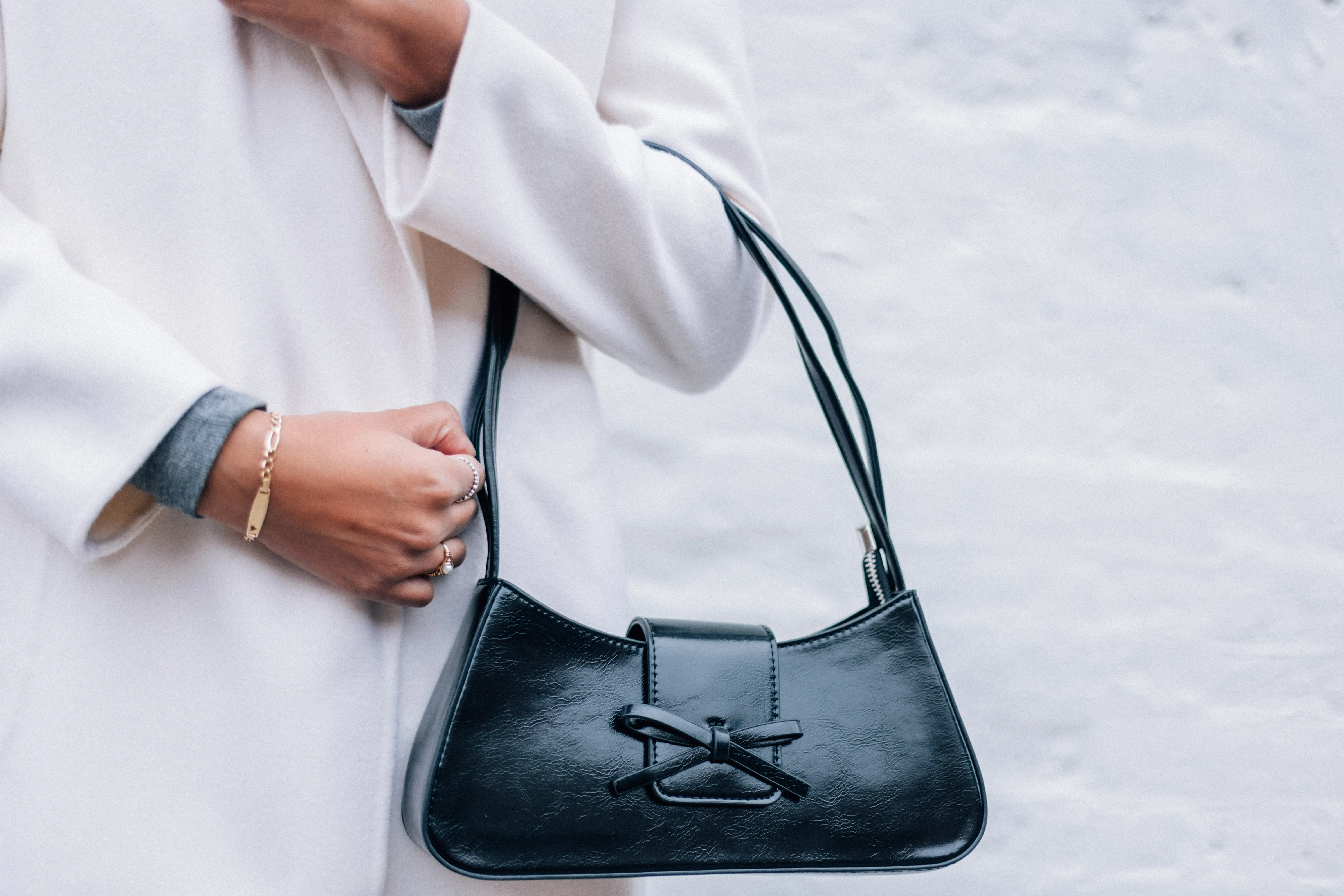 PATENT BOW BAGUETTE-BLACK